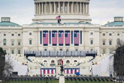 Vista de los preparativos para la ceremonia de investidura de Joe Biden frente al Capitolio.
