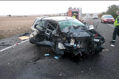 El conductor de este coche resultó herido grave en Fraga. 