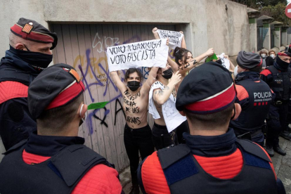 Diverses activistes al crit de 'Vot a Garriga, vot feixista' es manifesten davant del col·legi electoral del cap de llista de Vox per Barcelona, Ignacio Garriga. EFE/Marta Pérez