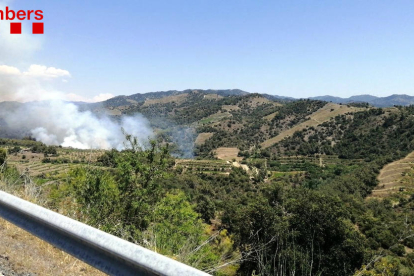 Els Bombers treballen en dos incendis de vegetació agrícola a Artesa de Segre i Gratallops