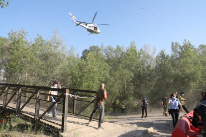 El helicóptero de Bomberos inspeccionó el tramo del canal donde desapareció el menor.