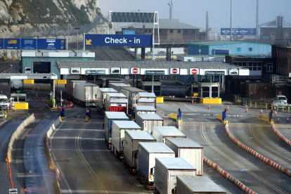 Camiones haciendo cola en la aduana del puerto de Dover en enero de este año.