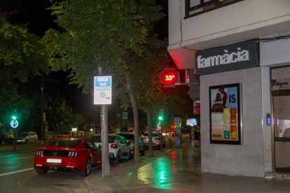 Imatge del termòmetre d’una farmàcia de Lleida indicant una temperatura de 33 graus poc abans de dissabte a la mitjanit.