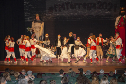 El ball de l’Eixida el van escenificar les entitats de cultura popular al Teatre Ateneu.