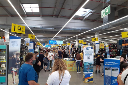 Las aglomeraciones confirman la reactivación del comercio  -  Numerosos comercios de Lleida ciudad registraron ayer aglomeraciones y colas de clientes que aprovecharon el fin de semana y el aumento de los aforos en los locales comerciales para hac ...