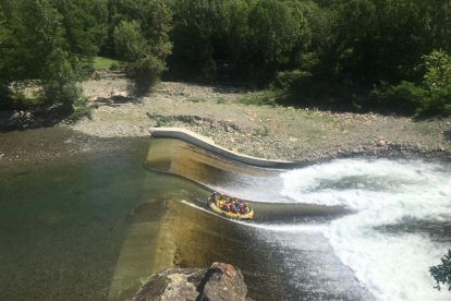 Barques de ràfting solcant ahir les aigües del riu Noguera Pallaresa.