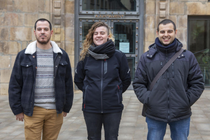 Laia Recasens, amb els regidors Daniel Esqué i Carlos Vílchez.