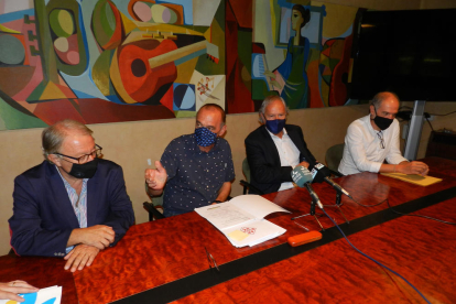 Cerdà, Pueyo, Macià i Oró, en la firma de renovació del patrocini.