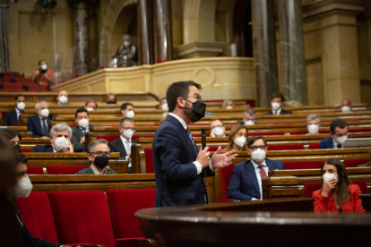 Salvador Illa, del PSC, i Meritxell Budó, de JxCat, observen Pere Aragonès ahir al Parlament.