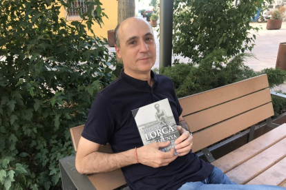 Salvador Giné con el libro sobre la huella de Lorca en Catalunya.