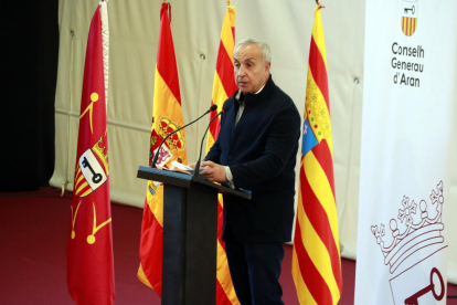 Foto de familia de las autoridades políticas de Lleida, Catalunya, Aragón y España, además del presidente del Comité Olímpico Español.