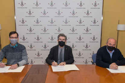 A la signatura del contracte han participat el president de la FCAC, Ramon Sarroca; el rector de la UdL, Jaume Puy, i el professor del departament de Matemàtica de la UdL Lluís Miquel Pla.