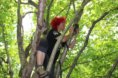 La investigadora Maite Arilla, recreando un campamento prehistórico en un experimento en el Pallars.