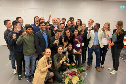 Fiesta  -  El equipo del Max Planck Institut recibió a Benjamin List con una gran fiesta tras otorgarle la Real Academia de las Ciencias de Suecia el premio Nobel de Química por sus avances en organocatálisis asimétrica. 