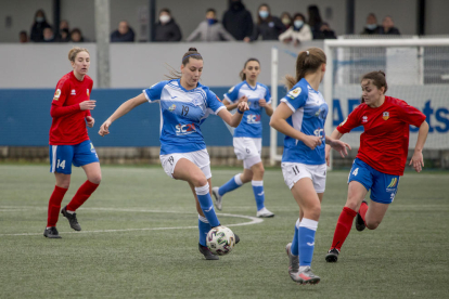 Hisui Haza es felicitada por sus compañeras tras marcar el gol que le daba el triunfo al AEM.