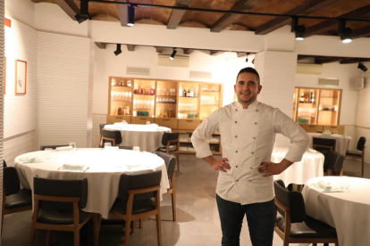 El chef Jesús Gimena en el restaurante L’Espurna de Lleida, que hoy reabre sus puertas. 