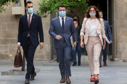 El president de la Generalitat, Pere Aragonès, al costat de la consellera de Presidència, Laura Vilagrà, i el conseller d'Empresa i Treball, Roger Torrent, ahir dimarts.
