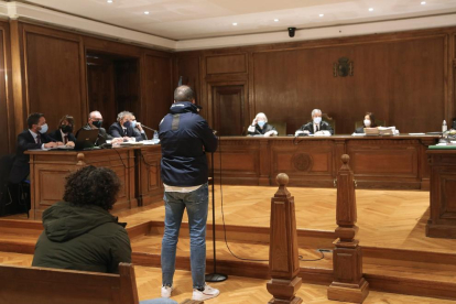 El juicio empezó ayer en la Audiencia de Pontevedra. 