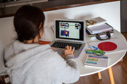 Una professora durant una classe a través de videoconferència, en una fotografia d'arxiu.