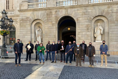 Catorze dels 15 alcaldes del Sobirà a la plaça Sant Jaume de Barcelona. El de Tírvia va arribar més tard.