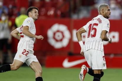 En-Nesyri celebra el primer gol del Sevilla, que va marcar ell al transformar un penal.