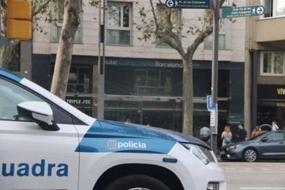 Un cotxe de Mossos d'Esquadra davant l'Hotel Concordia, situat a l'avinguda Paral·lel de Barcelona, on aquesta passada nit ha mort el menor.