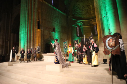 La representació de l’ambaixada infantil de l’Olleria, ahir a la tarda a la nau central de la Seu Vella, acte que va reunir nombrós públic.