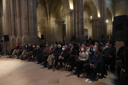 La representació de l’ambaixada infantil de l’Olleria, ahir a la tarda a la nau central de la Seu Vella, acte que va reunir nombrós públic.