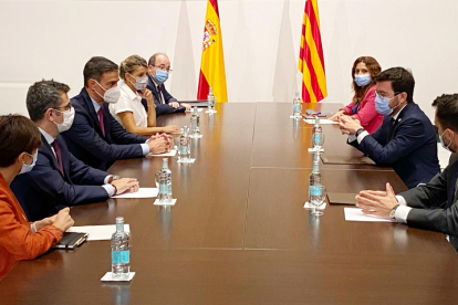 Las delegaciones de los gobiernos de Catalunya y del Estado se han reunido en la Sala Torres Garcia del Palau, una vez acabada la reunión entre los presidentes.