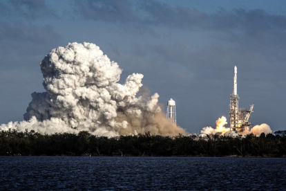 MIA06. TITUSVILLE (FL, EE.UU.), 06/02/2018.- Fotografía del cohete Falcon Heavy despegando hoy, martes 6 de febrero de 2018, desde Cabo Kennedy, en Florida (EE.UU.). El gigantesco cohete Falcon Heavy, de la empresa privada SpaceX, inició hoy desde el Centro Espacial John F. Kennedy en Cabo Cañaveral (Florida) su primer vuelo, que sitió en el espacio un automóvil eléctrico Tesla, y logró además el objetivo de recuperar sus tres impulsores.