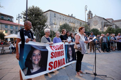 Concentración en la Plaza de la Herrería de Pontevedra en recuerdo de Sonia Iglesias.