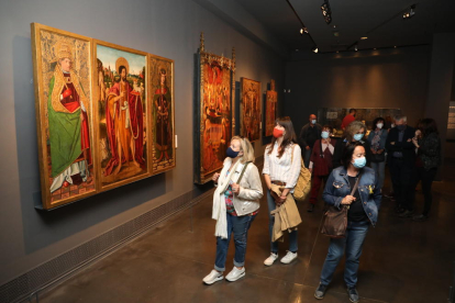 Los primeros asistentes al museo pudieron admirar las obras cedidas como el Retaule de Sant Bartomeu, prestada por Tatxo Benet.