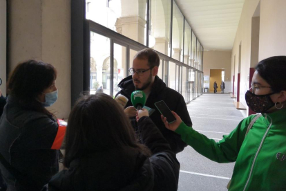 Pablo Hasel i membres de la plataforma Llibertat Pablo Hasel es tanquen a la Universitat de Lleida. Hasel, atenent als mitjans.