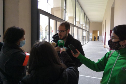 Pablo Hasel y miembros de la plataforma Llibertat Pablo Hasel se encierran en la Universidad de Lleida. Hasel, atendiendo a los medios.