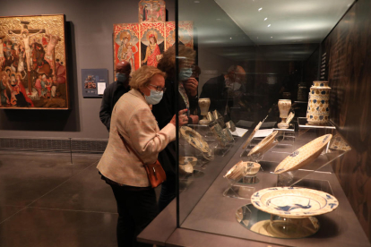 Els primers assistents al museu van poder admirar les obres cedides, com el ‘Retaule de Sant Bartomeu’, cedida per Tatxo Benet.
