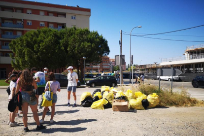 Voluntarios que participaron en la actividad y la basura recogida.