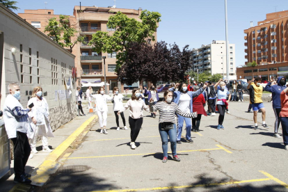 El pàrquing del CAP va acollir una classe de zumba a la qual es van afegir algunes sanitàries.