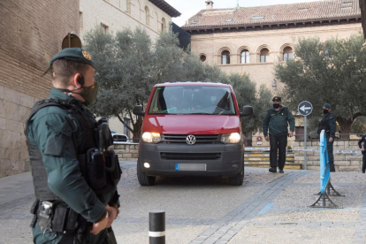 Agentes de la Guardia Civil montan guardia durante la llegada de las obras del Museo de Lleida al Museo Diocesano de Barbastro