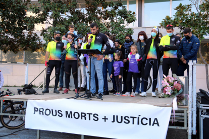 Un miler de persones acomiaden la ciclista de Girona atropellada per un conductor begut i reclamen justícia