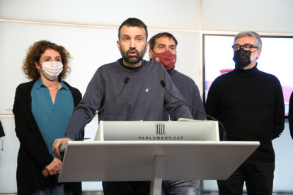 El diputado de la CUP y secretario tercero de la Mesa, Pau Juvillà, en rueda de prensa acompañado de diputados de su grupo.