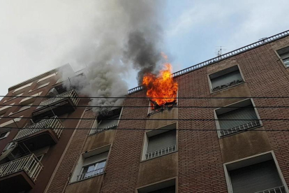 Una imagen del incendio en la calle Tamarit de Llitera de Lleida.