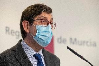 El conseller murcià de Salut no dimiteix i demana perdó per haver-se vacunat al costat de 400 alts càrrecs i funcionaris