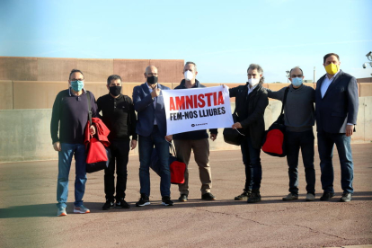 Los siete presos de Lledoners despliegan una pancarta a favor de la amnistía justo después de salir de la prisión con el tercer grado