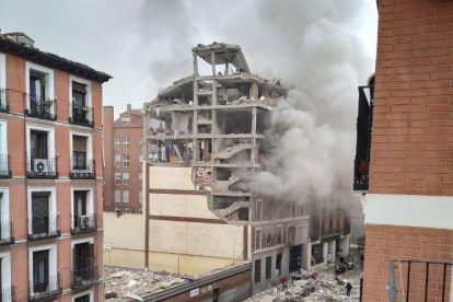 VÍDEO | Gran explosió al carrer Toledo de Madrid, a l'altura d'una residència d'ancians