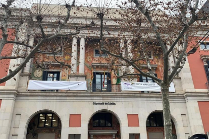 La lona blanca que cobreix la pancarta en suport als presos independentistes al balcó de la Diputació de Lleida.