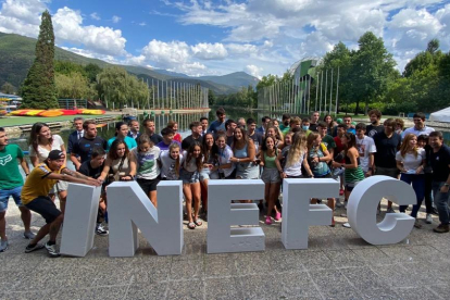 Los estudiantes posaron durante el acto de inauguración del curso en el Parc del Segre.