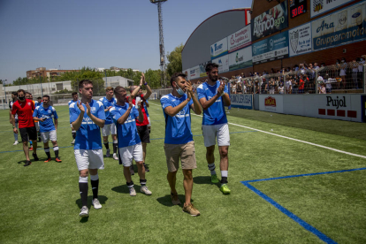 Los jugadores del Borges aplauden a sus aficionados, que no les dejaron solos en un partido decisivo.