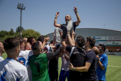 Els jugadors del Borges aplaudeixen els seus aficionats, que no els van deixar sols en un partit decisiu.