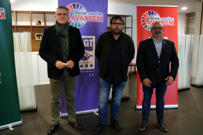 El secretari general de la UGT de Catalunya, Camil Ros, amb el responsables de la UGT de Lleida, José Luís Aguilà i Ramon Moreno a La Llotja de Lleida.
