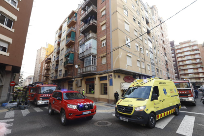 Imatge de les flames sortint per una de les finestres de l’habitatge afectat.